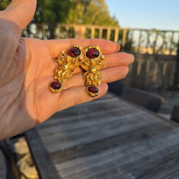 Vintage Elizabeth Taylor Clip On Earrings - Gilded Age Cherub - Picture 4 of 10